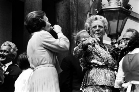 Defile Soestdijk, laatste Koningin Beatrix drinkt een schnapps, aangeboden do, Bestanddeelnr 930-8539