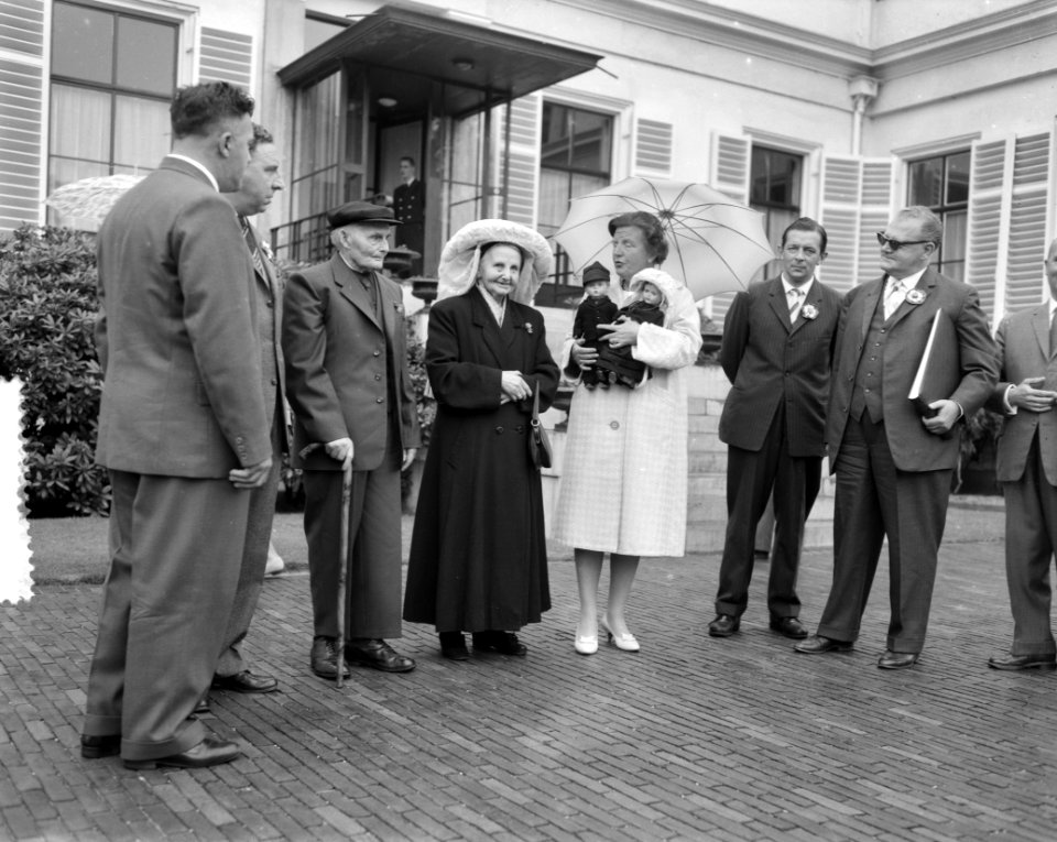 Defile oude van dagen op Soestdijk, koningin Juliana krijgt poppen, links echtpa, Bestanddeelnr 911-3978