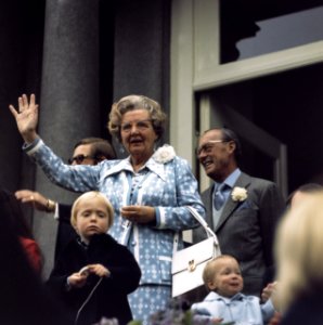 Defile Paleis Soestdijk , verjaardag Koningin Juliana Hare Majesteit, Bestanddeelnr 254-9490