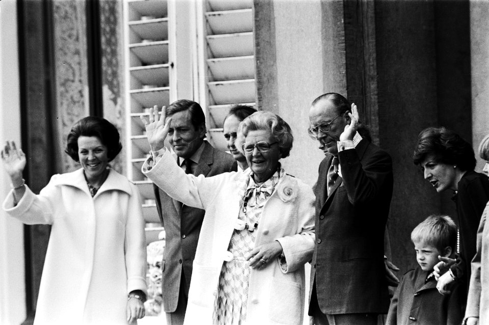 Defile Soestdijk 78 Prinses Beatrix , Prins Claus , koningin Juliana en Prins B, Bestanddeelnr 929-6956