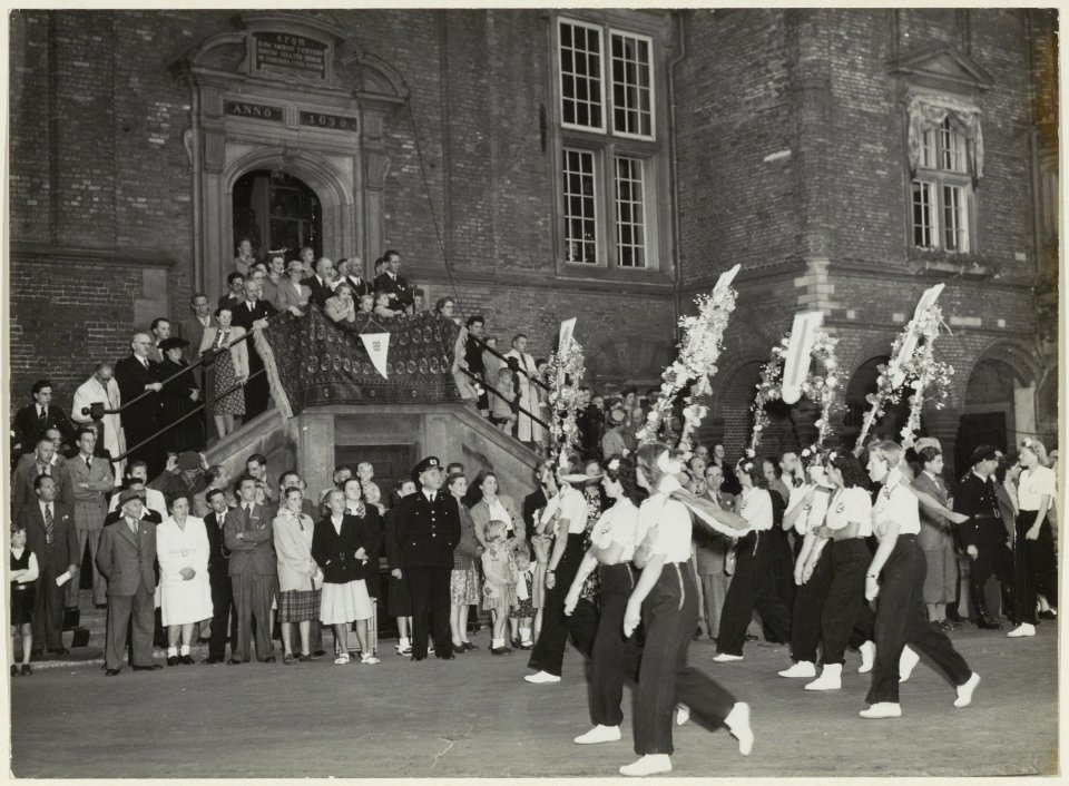 Defilé bij de opening van de Sportweek bij het Stadhuis. NL-HlmNHA 54004300