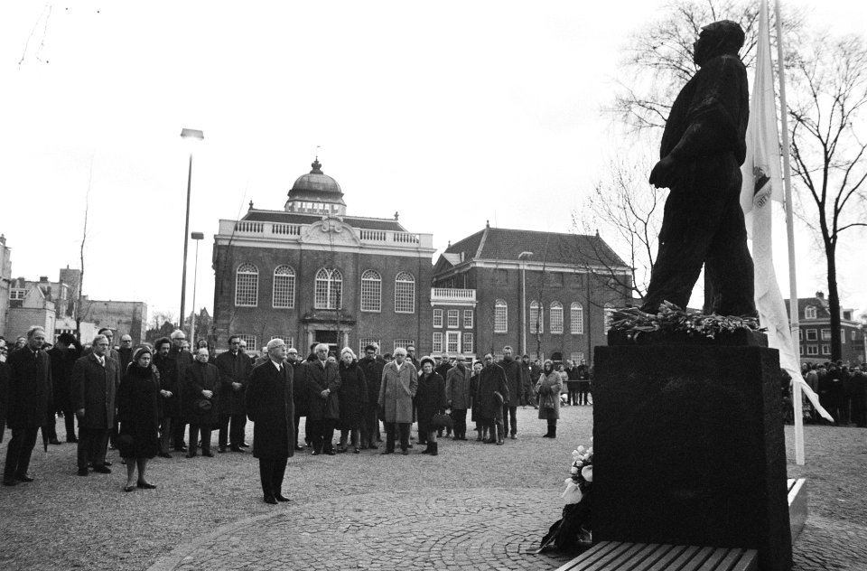 Defile t.g.v. herdenking Februaristaking bij Dokwerker, Amsterdam, Bestanddeelnr 924-3045