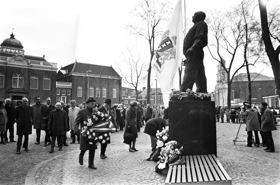 Defile t.g.v. herdenking Februaristaking bij Dokwerker, Amsterdam defile langs , Bestanddeelnr 924-3039