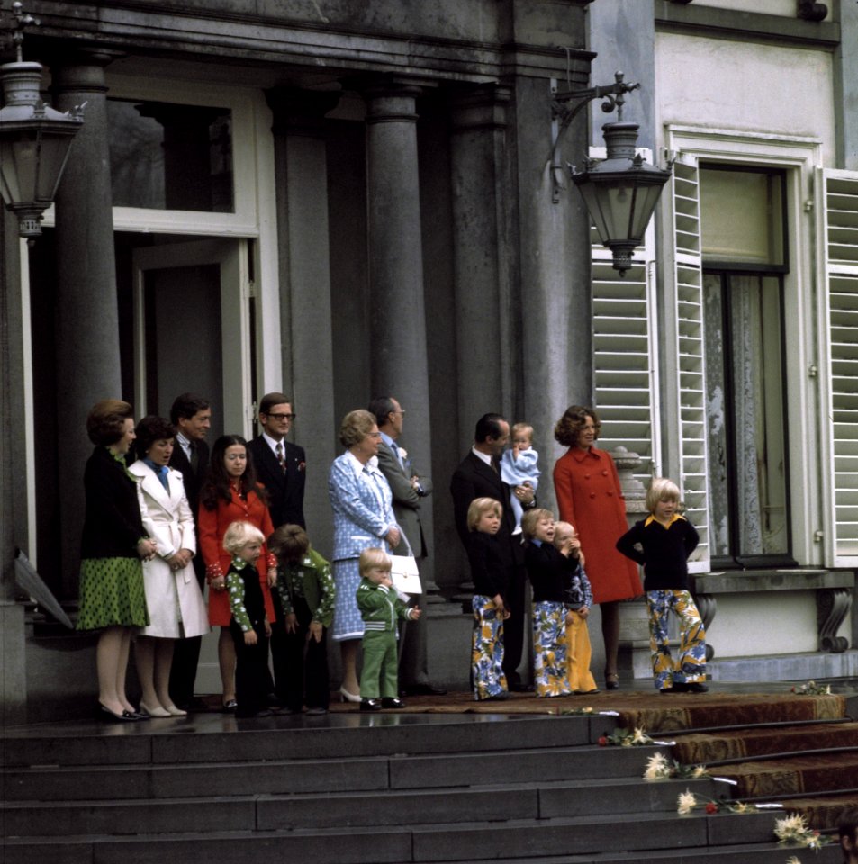 Defile Paleis Soestdijk , verjaardag Koningin Juliana Koninklijke Familie op h, Bestanddeelnr 254-9484