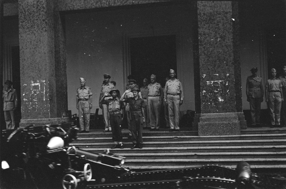 Defilé. Op het bordes staat generaal-majoor E. Engles. Voor hem de twee beëdigde, Bestanddeelnr 202-1-5