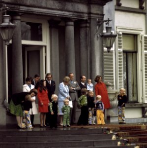Defile Paleis Soestdijk , verjaardag Koningin Juliana Koninklijke Familie op h, Bestanddeelnr 254-9483
