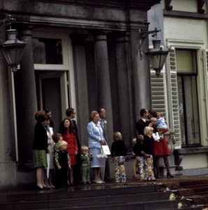 Defile Paleis Soestdijk , verjaardag Koningin Juliana Koninklijke Familie op h, Bestanddeelnr 254-9486