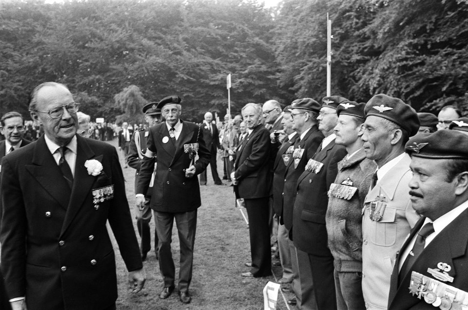 Defile op Paleis Soestdijk voor Prins Bernhard zijn 70e verjaardag 29 juni Prin, Bestanddeelnr 931-5680