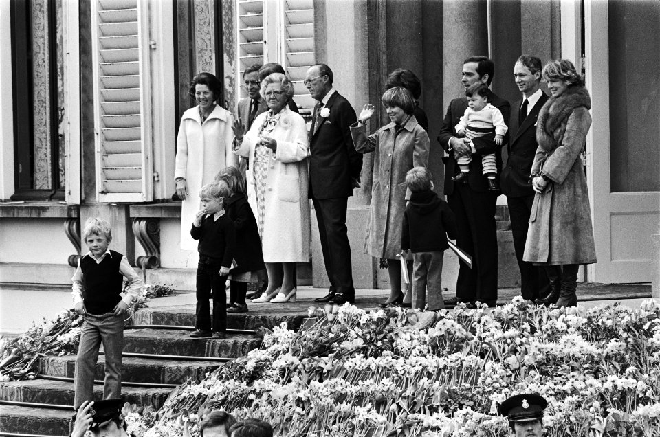 Defile Soestdijk 78 Koninklijke familie op bordes, Bestanddeelnr 929-6967