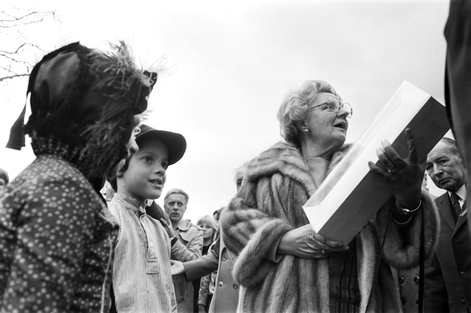 Defile Soestdijk Juliana ontvangt cadeau, Bestanddeelnr 928-5521