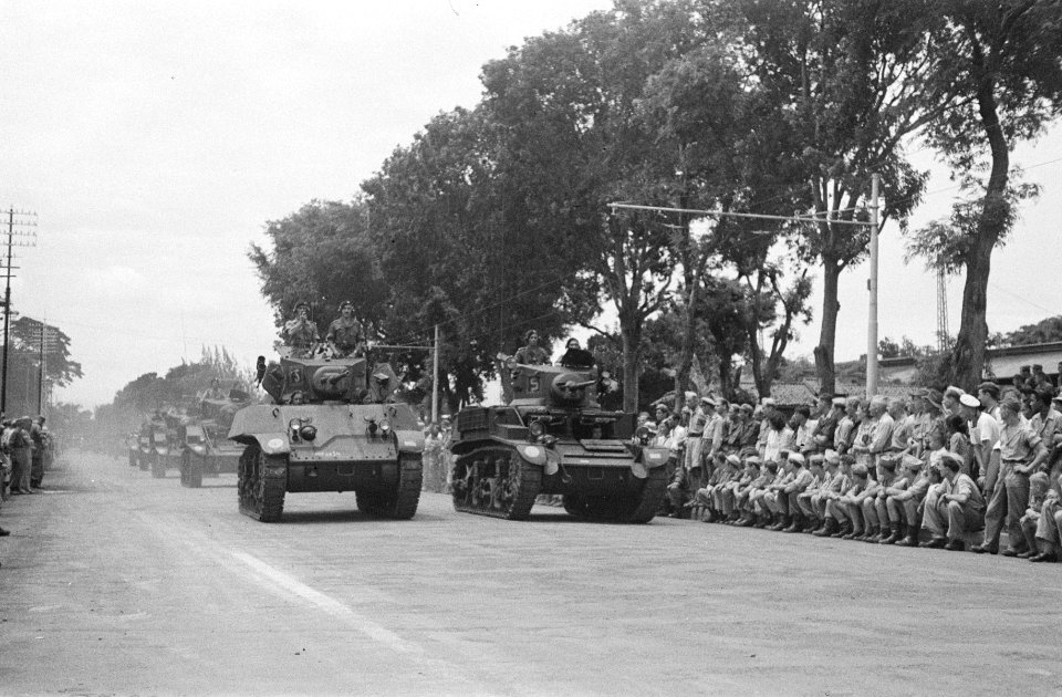 Defilé. Stuart tanks van een Eskadron Vechtwagens KNIL, Bestanddeelnr 175-1-2