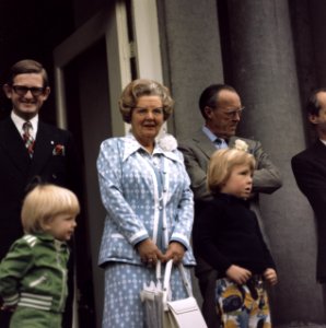 Defile Paleis Soestdijk , verjaardag Koningin Juliana Hare Majesteit, Bestanddeelnr 254-9492
