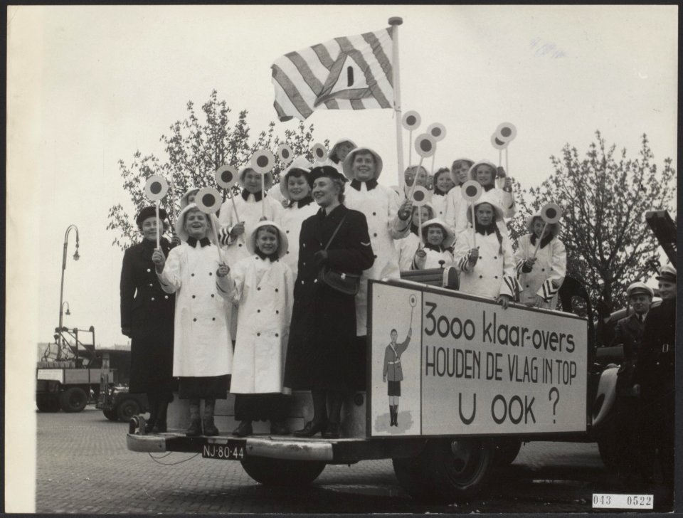 Defile van gemeentelijke bedrijfsautos. 3000 klaar-overs houden de vlag in top, Bestanddeelnr 043-0522