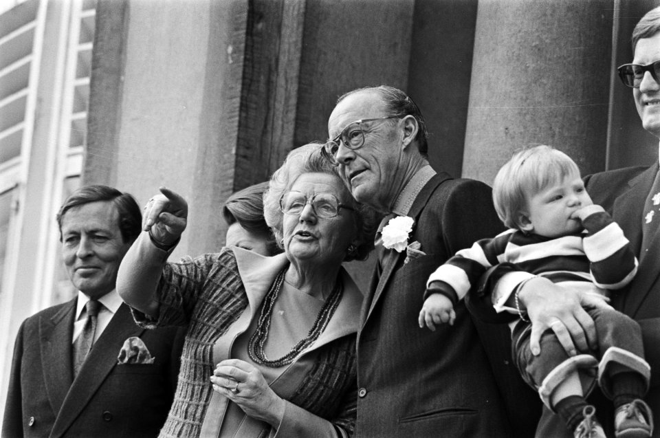 Defile Soestdijk Juliana wijst Bernhard iets aan, kop, Bestanddeelnr 928-5490