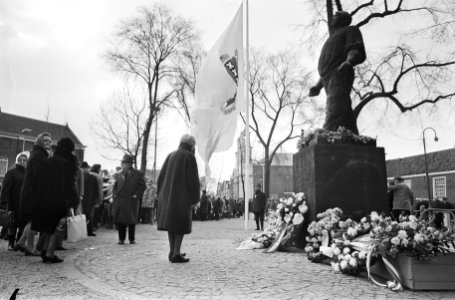 Defile t.g.v. herdenking Februaristaking bij Dokwerker, Amsterdam, Bestanddeelnr 924-3042