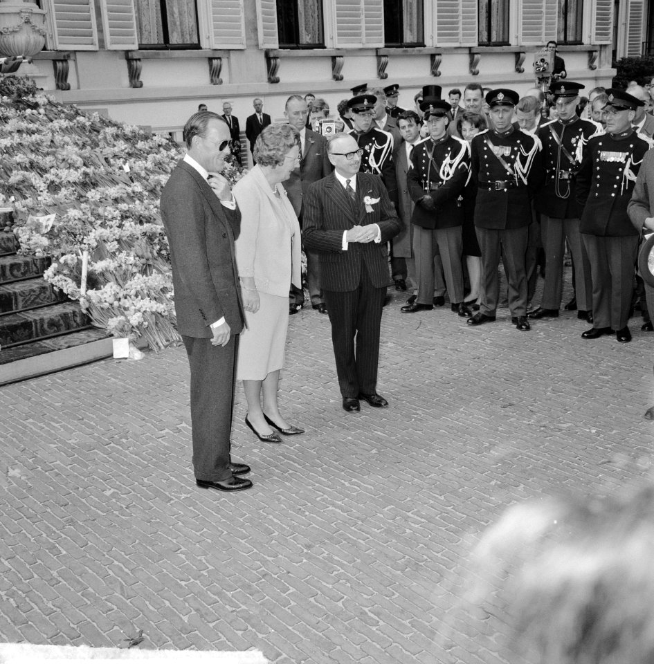 Defile Soestdijk, koningin Juliana en prins Bernhard in de paleistuin, Bestanddeelnr 916-3729