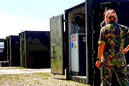 Defensie levert COVID-steun aan Suriname, Zuurstofcontainers met instructie