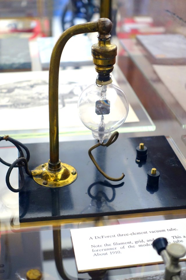 DeForest three element vacuum tube, c. 1910 - Bennington Museum - Bennington, VT - DSC08650
