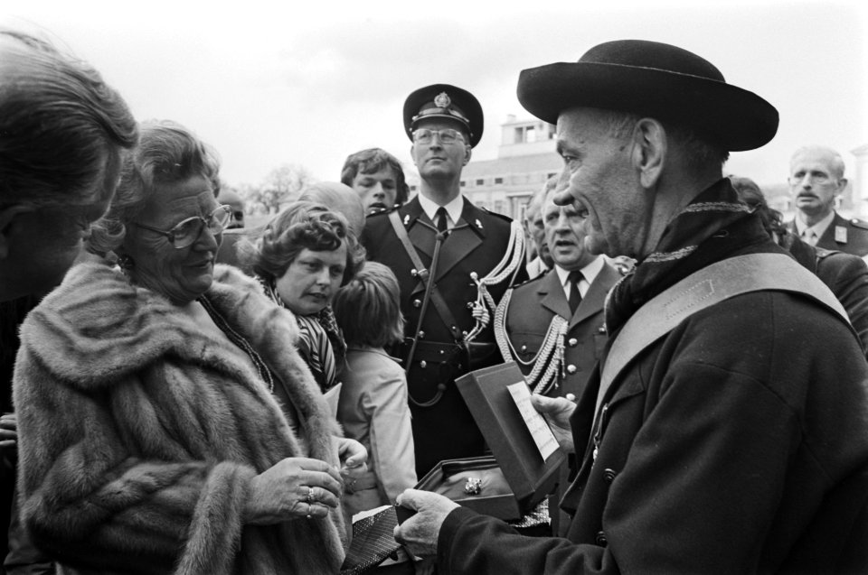 Defile Soestdijk Juliana ontvangt cadeau, Bestanddeelnr 928-5515