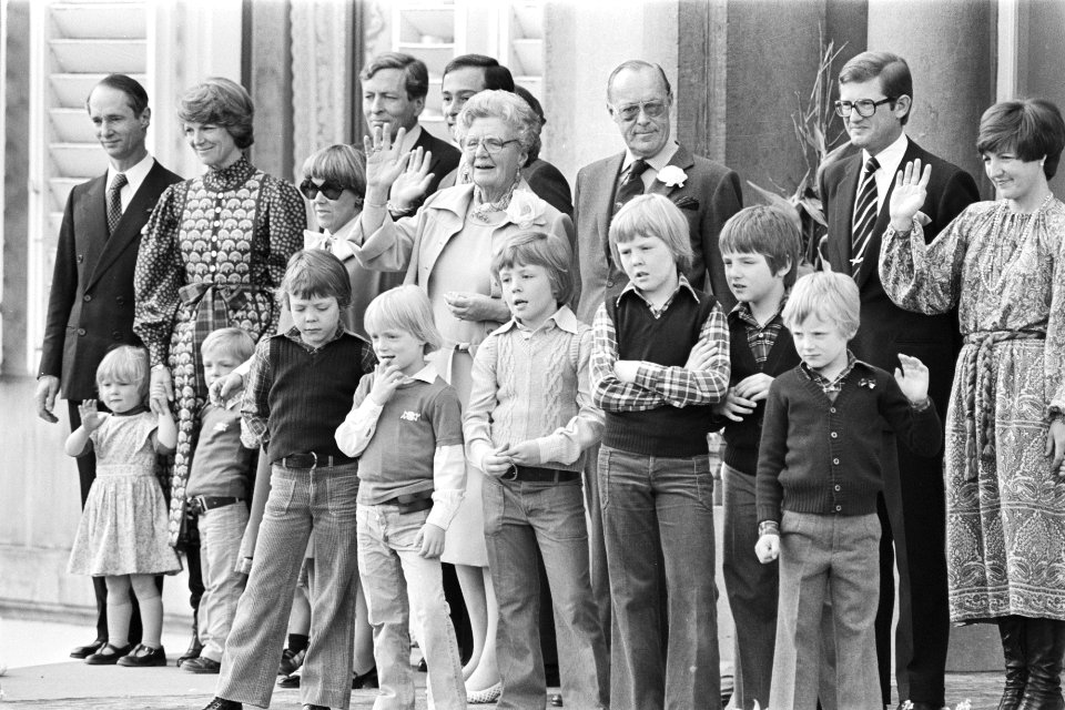 Defile Soestdijk Koninklijke familie op bordes, Bestanddeelnr 929-1526