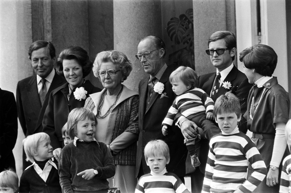 Defile Soestdijk zwaaiend v.l.n.r. Claus, Beatrix, Julia Bernhard, Pieter, Marg, Bestanddeelnr 928-5486