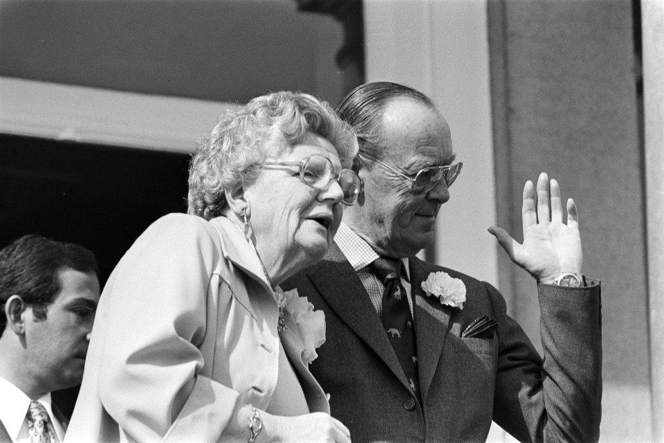Defile Soestdijk koningin Juliana en Prins (kop), koningin Juliana , Claus, Bea, Bestanddeelnr 929-1535