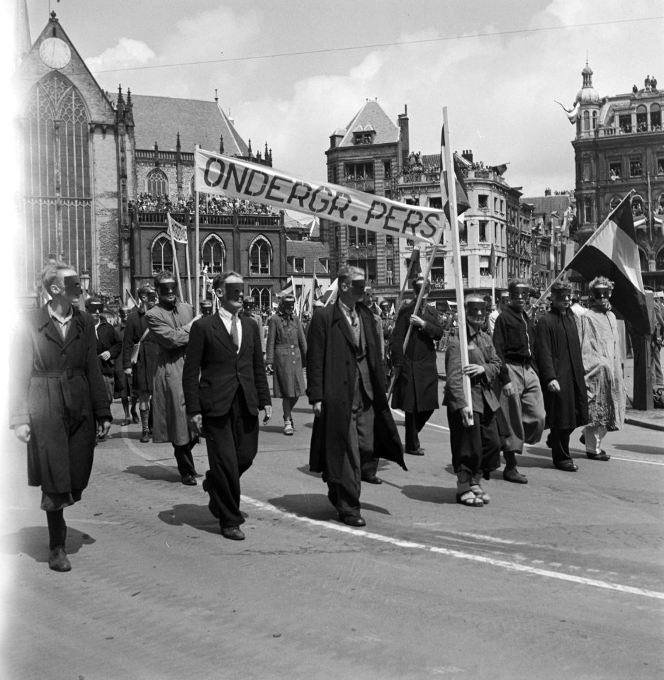 Defile op de Dam. Vertegenwoordigers van de Ondergrondse Pers met maskers, Bestanddeelnr 900-4653