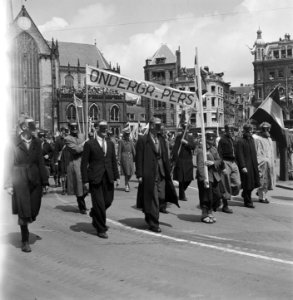 Defile op de Dam. Vertegenwoordigers van de Ondergrondse Pers met maskers, Bestanddeelnr 900-4653