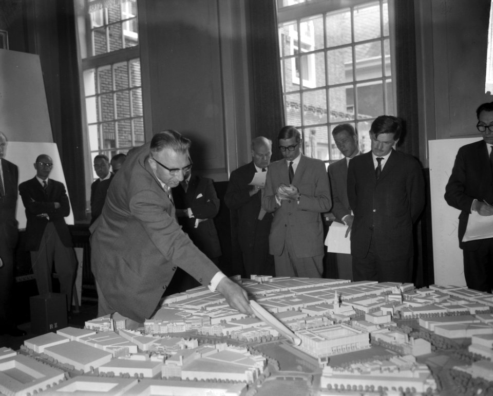 Definitieve ontwerp van nieuw stadhuis Professor ir J F Berghoef toont de ma, Bestanddeelnr 912-6612