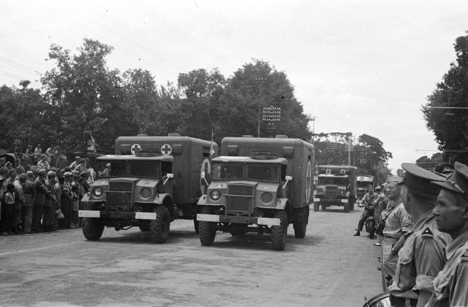 Defilé. Ambulances, Bestanddeelnr 175-2-2