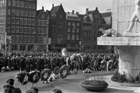 Defile langs het monument op de Dam, Bestanddeelnr 925-5798