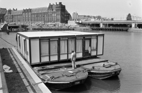 Dekschuiten waarop door bewoners van de Nieuwmarktbuurt een keet is geplaatst vo, Bestanddeelnr 932-6404