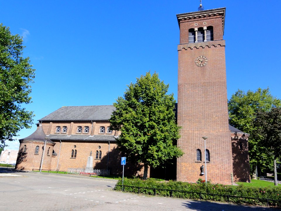 Deest (Druten) Rijksmonument 14157 kerk zijaanzicht Grotestraat 15