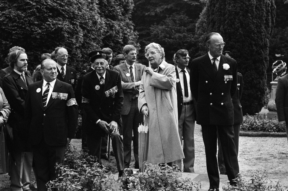 Defile op Paleis Soestdijk voor Prins Bernhard t.g.v. zijn 70e verjaardag 29 juni Prins Bernhard en Prinses Juliana zwaaiend tijdens het defile, Bestanddeelnr 931-5682