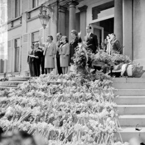 Defile Soestdijk, de Koninklijke familie op het bordes v.l.n.r. koningin Juliana, Bestanddeelnr 916-3692