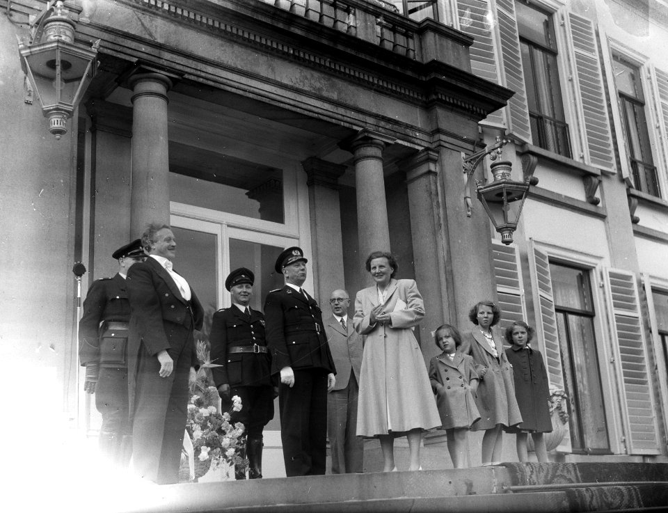 Defile politie muziekcorpsen voor koningin Juliana. Met dirigent op bordes, Bestanddeelnr 903-3222