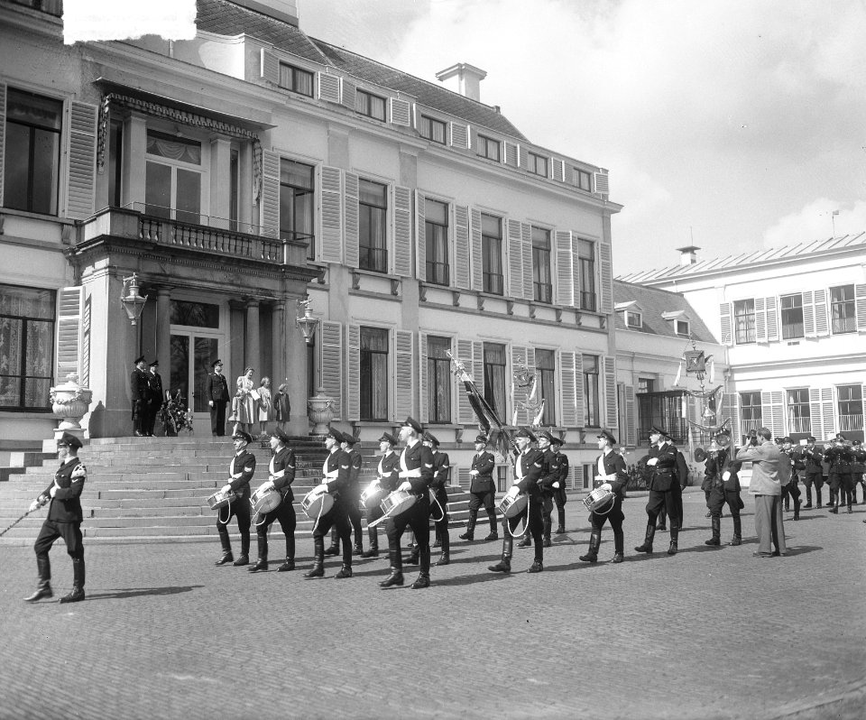 Defile politie muziekcorpsen voor koningin Juliana, Bestanddeelnr 903-3224