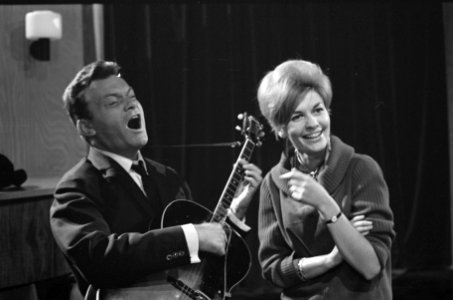 Deens-Franse chansonnier cabaretier Georges Ulmer in TV (AVRO) Club Domino, sa, Bestanddeelnr 913-5559