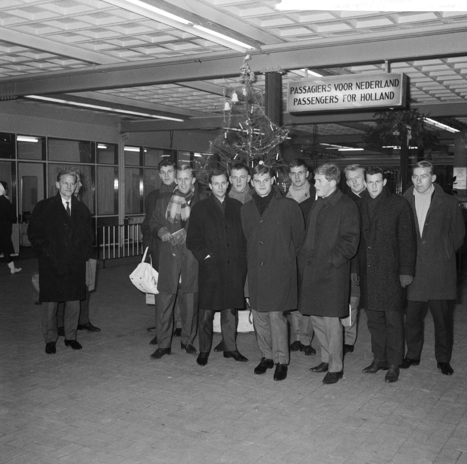 Deense voetbalelftal op Schiphol aangekomen dat tegen Luxemburg zal spelen, Bestanddeelnr 915-8577