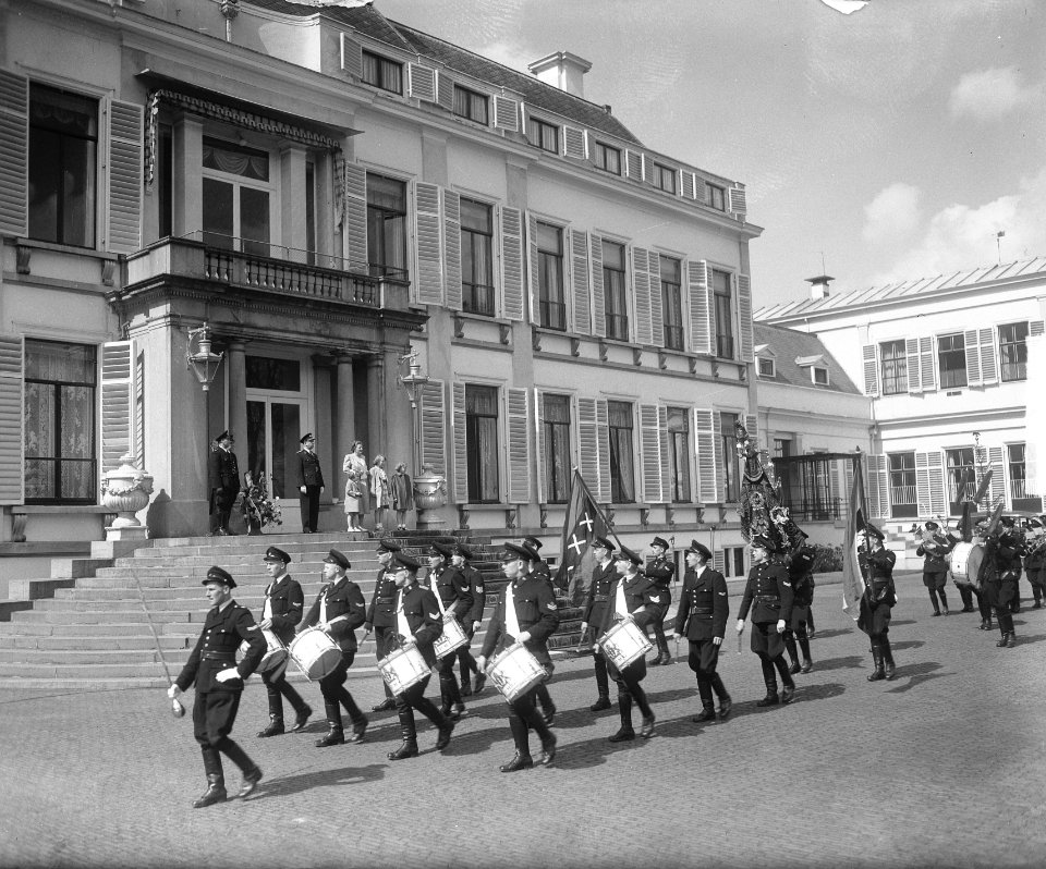 Defile politie muziekcorpsen voor koningin Juliana, Bestanddeelnr 903-3218