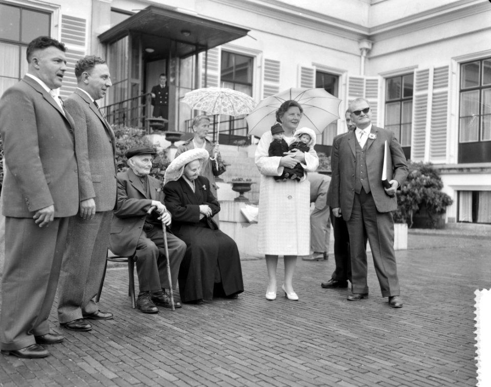 Defile oude van dagen op Soestdijk, koningin Juliana krijgt poppen, links echtpa, Bestanddeelnr 911-3976