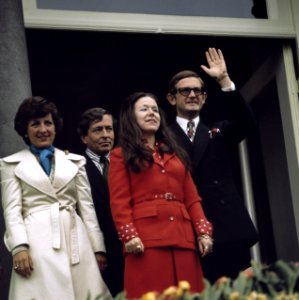 Defile Paleis Soestdijk , verjaardag Koningin Juliana v.l.n.r. Prinses Margrie, Bestanddeelnr 254-9498