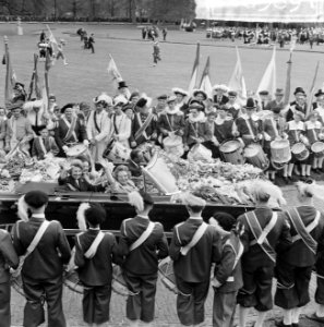 Defile Soestdijk, de autorit in de Paleistin voor in koningin Juliana en Prinses, Bestanddeelnr 916-3691