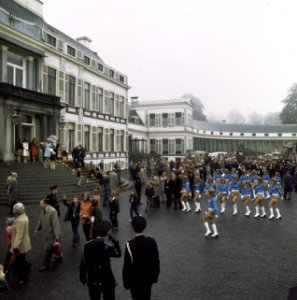 Defile Paleis Soestdijk , verjaardag Koningin Juliana overzichten van het defi, Bestanddeelnr 254-9476