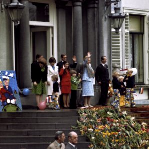 Defile Paleis Soestdijk , verjaardag Koningin Juliana Koninklijke Familie op h, Bestanddeelnr 254-9485