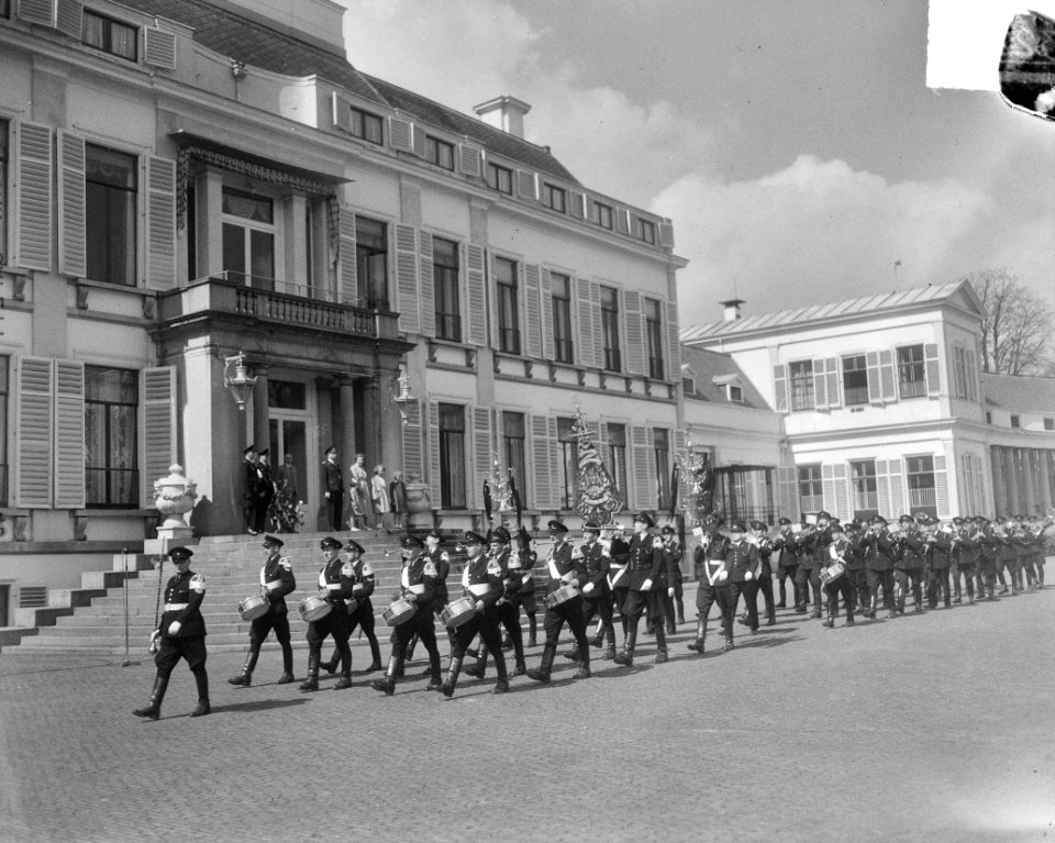 Defile politie muziekcorpsen voor koningin Juliana, Bestanddeelnr 903-3229