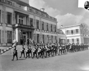 Defile politie muziekcorpsen voor koningin Juliana, Bestanddeelnr 903-3229