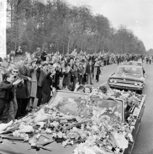 Defile Soestdijk, koningin Juliana , Prins Bernhard acht in auto Prinses Beatrix, Bestanddeelnr 916-3690