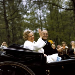 Defile Paleis Soestdijk , verjaardag Koningin Juliana Koninklijk Paar in open , Bestanddeelnr 254-9500