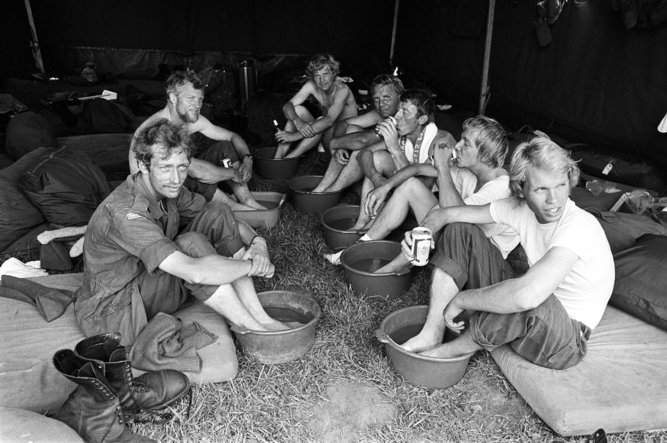 Deense militairen lopend naar Nijmegen voor vierdaagse, uitgeputte militairen de, Bestanddeelnr 928-6923